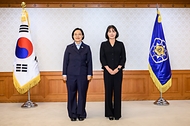 한성숙 국무총리가 9월 4일 서울 종로구 정부서울청사에서 열린 국가스포츠정책위원회 위촉식에서 위촉장을 수여하고 있다.