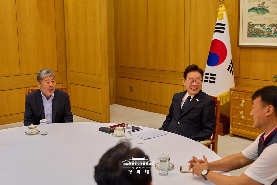 이재명 대통령이 9월 3일 청와대에서 김동명 한국노총 위원장, 양경수 민주노총 위원장과 차담을 나누고 있다.