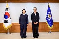 한성숙 국무총리가 9월 4일 서울 종로구 정부서울청사에서 열린 국가스포츠정책위원회 위촉식에서 위촉장을 수여하고 있다.