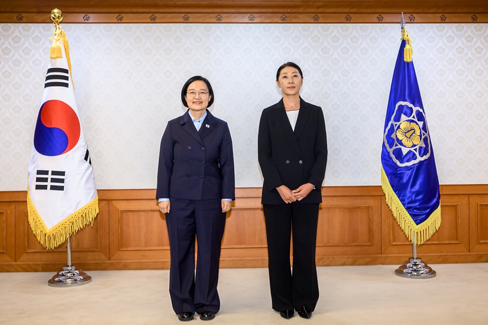 한성숙 국무총리가 9월 4일 서울 종로구 정부서울청사에서 열린 국가스포츠정책위원회 위촉식에서 위촉장을 수여하고 있다.