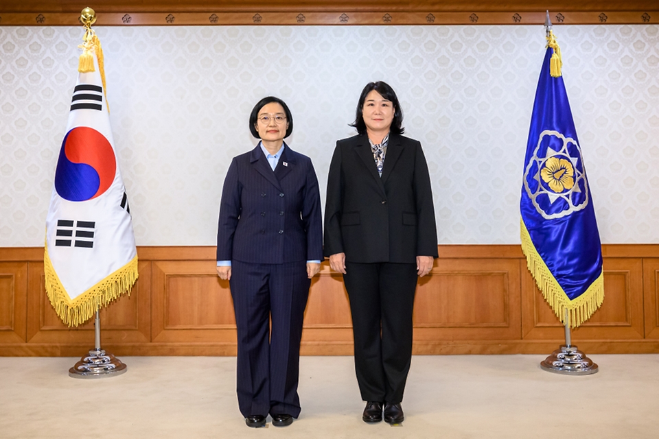 한성숙 국무총리가 9월 4일 서울 종로구 정부서울청사에서 열린 국가스포츠정책위원회 위촉식에서 위촉장을 수여하고 있다.