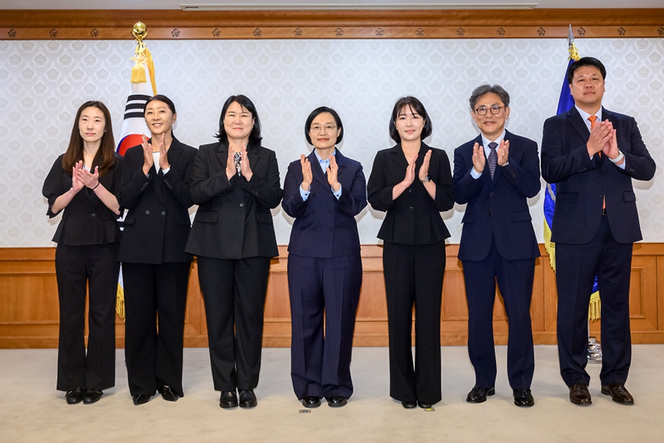 한성숙 국무총리가 9월 4일 서울 종로구 정부서울청사에서 열린 국가스포츠정책위원회 위촉식에서 위촉장을 수여하고 있다.