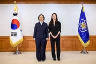 한성숙 국무총리가 9월 4일 서울 종로구 정부서울청사에서 열린 국가스포츠정책위원회 위촉식에서 위촉장을 수여하고 있다.