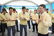 박은식 산림청장이 9월 4일 경남 남해군 창선면 일원에서 헬기를 이용해 산림 내 소나무재선충병 방제 훈증더미를 수집·운반·파쇄하는 현장을 점검하고 있다.