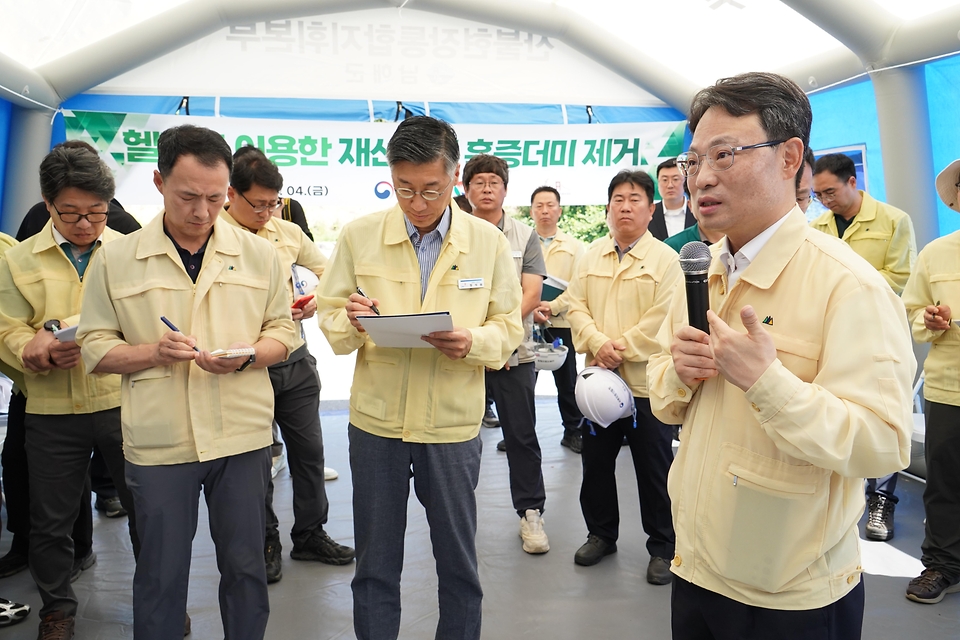 박은식 산림청장이 9월 4일 경남 남해군 창선면 일원에서 헬기를 이용해 산림 내 소나무재선충병 방제 훈증더미를 수집·운반·파쇄하는 현장을 점검하고 있다.
