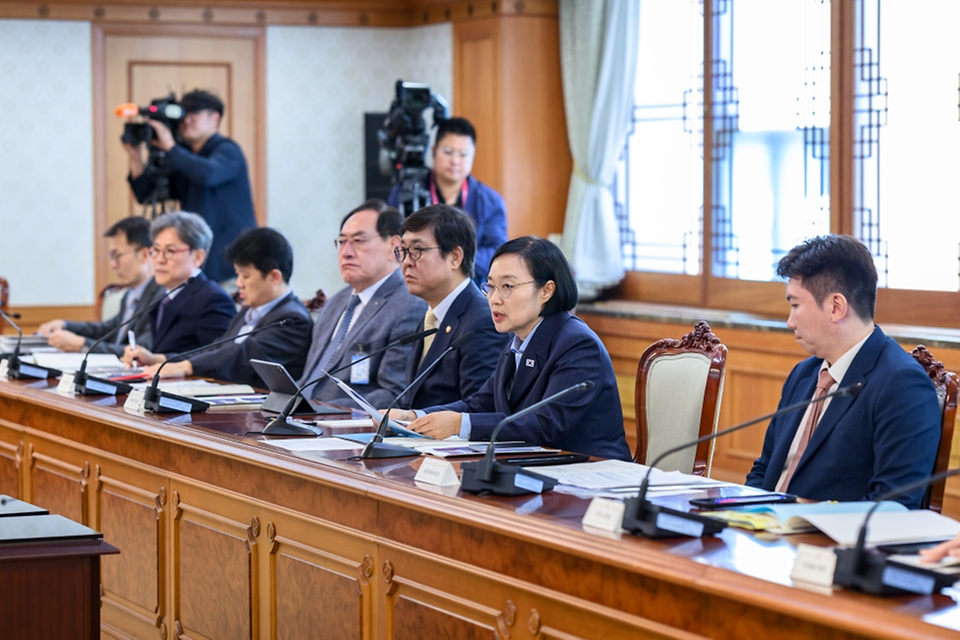 한성숙 국무총리가 9월 4일 서울 종로구 정부서울청사에서 국가스포츠정책위원회 회의를 주재하고 있다.