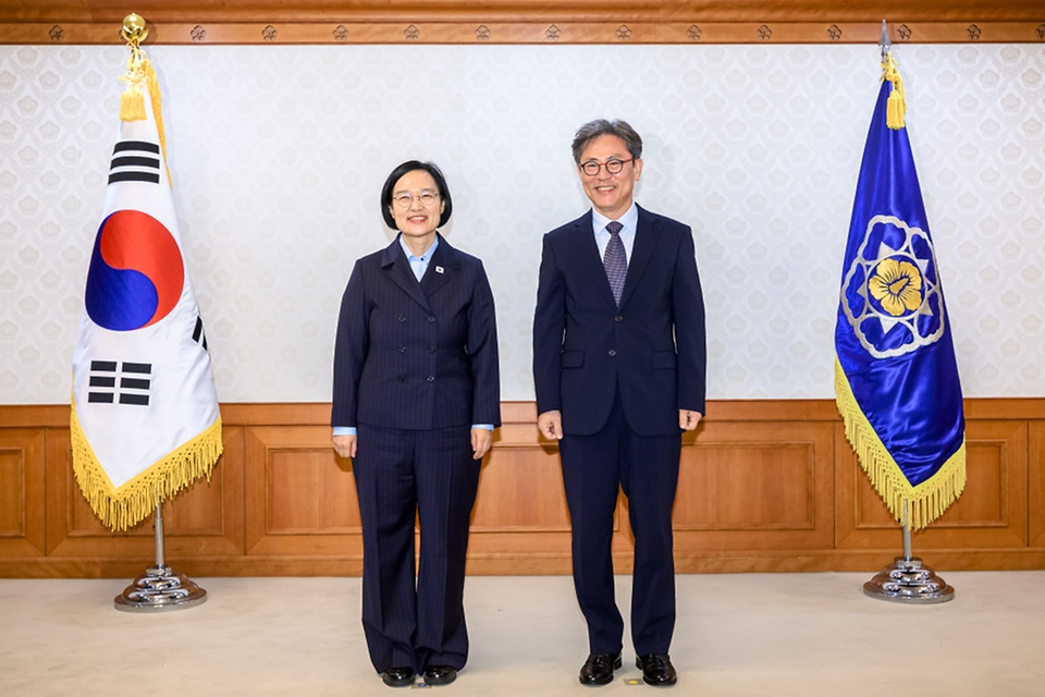한성숙 국무총리가 9월 4일 서울 종로구 정부서울청사에서 열린 국가스포츠정책위원회 위촉식에서 위촉장을 수여하고 있다.