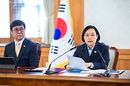 한성숙 국무총리가 9월 4일 서울 종로구 정부서울청사에서 국가스포츠정책위원회 회의를 주재하고 있다.
