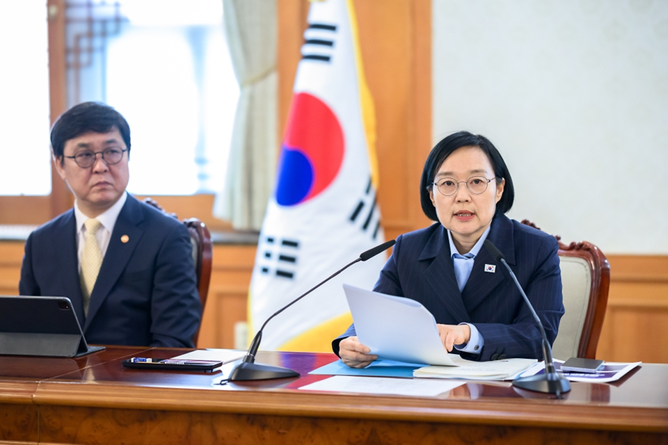 한성숙 국무총리가 9월 4일 서울 종로구 정부서울청사에서 국가스포츠정책위원회 회의를 주재하고 있다.