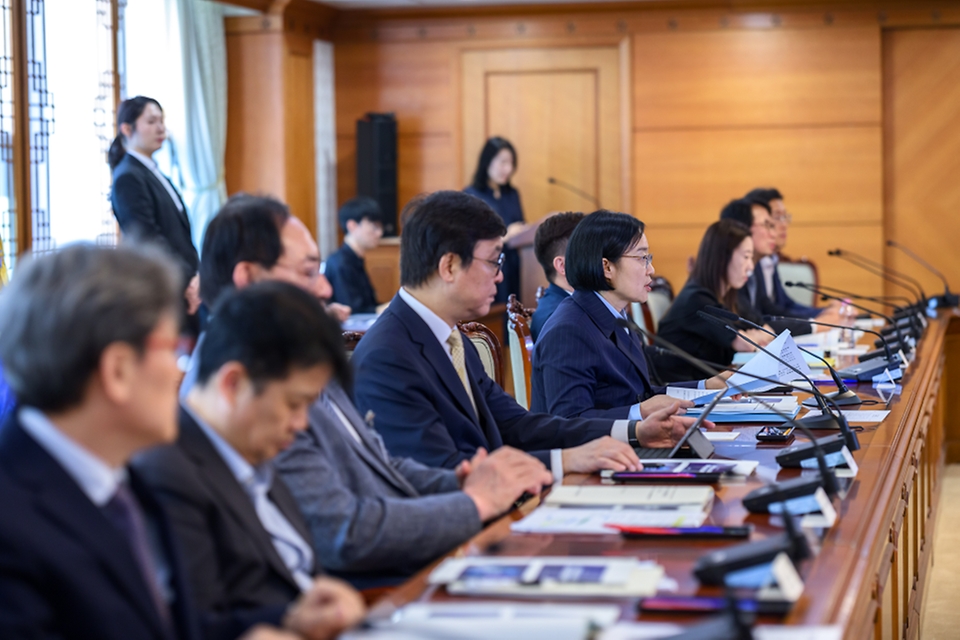 한성숙 국무총리가 9월 4일 서울 종로구 정부서울청사에서 국가스포츠정책위원회 회의를 주재하고 있다.