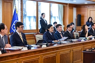 한성숙 국무총리가 9월 4일 서울 종로구 정부서울청사에서 국가스포츠정책위원회 회의를 주재하고 있다.