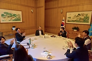 이재명 대통령이 9월 3일 청와대에서 열린 양대 노총위원장과의 차담에서 참석자들과 함께 이날 생일을 맞이한 김동명 한국노총 위원장을 축하하고 있다.