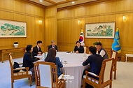 이재명 대통령이 9월 3일 청와대에서 김동명 한국노총 위원장, 양경수 민주노총 위원장과 차담을 나누고 있다.