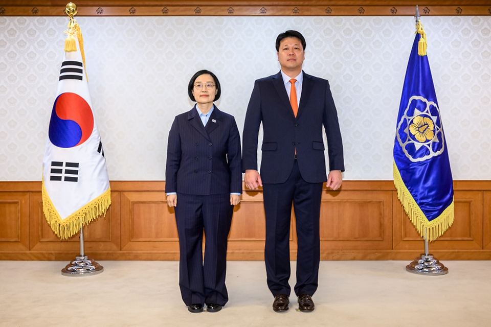 한성숙 국무총리가 9월 4일 서울 종로구 정부서울청사에서 열린 국가스포츠정책위원회 위촉식에서 위촉장을 수여하고 있다.