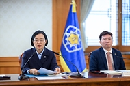 한성숙 국무총리가 9월 4일 서울 종로구 정부서울청사에서 국가스포츠정책위원회 회의를 주재하고 있다.