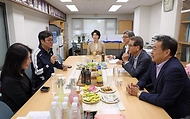 최휘영 문화체육관광부 장관이 9월 5일 연세대학교 체육관에서 열리는 농구 디비전리그 현장을 찾아 선수단과 관계자들을 격려하고, 생활체육 현장의 생생한 목소리를 청취하고 있다.