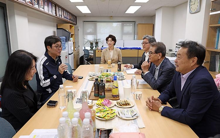 최휘영 문화체육관광부 장관이 9월 5일 연세대학교 체육관에서 열리는 농구 디비전리그 현장을 찾아 선수단과 관계자들을 격려하고, 생활체육 현장의 생생한 목소리를 청취하고 있다.