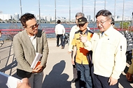 윤호중 행정안전부 장관이 9월 4일 여의도 한강공원 일원에서 열리는 서울세계불꽃축제를 앞두고 축제장 시설 안전관리 현장을 점검하고 있다.