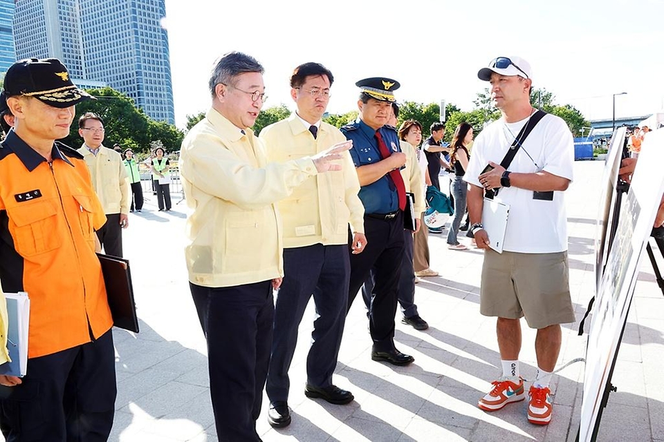 윤호중 행정안전부 장관이 9월 4일 여의도 한강공원 일원에서 열리는 서울세계불꽃축제를 앞두고 축제장 시설 안전관리 현장을 점검하고 있다.