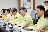 윤호중 행정안전부 장관이 9월 4일 한국전력공사 남서울본부에서 여의도 한강공원 일원에서 열리는 서울세계불꽃축제 행사를 앞두고 안전관리 대책 점검회의를 주재하고 있다.