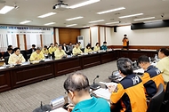 윤호중 행정안전부 장관이 9월 4일 한국전력공사 남서울본부에서 여의도 한강공원 일원에서 열리는 서울세계불꽃축제 행사를 앞두고 안전관리 대책 점검회의를 주재하고 있다.