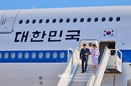 프랑스를 국빈 방문한 이재명 대통령과 김혜경 여사가 9월 6일(현지시간) 프랑스 니스 코트다쥐르 공항에 도착한 공군 1호기에서 이동하고 있다.
