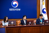 한성숙 국무총리가 9월 8일 서울 종로구 정부서울청사에서 국무회의를 주재하고 있다.