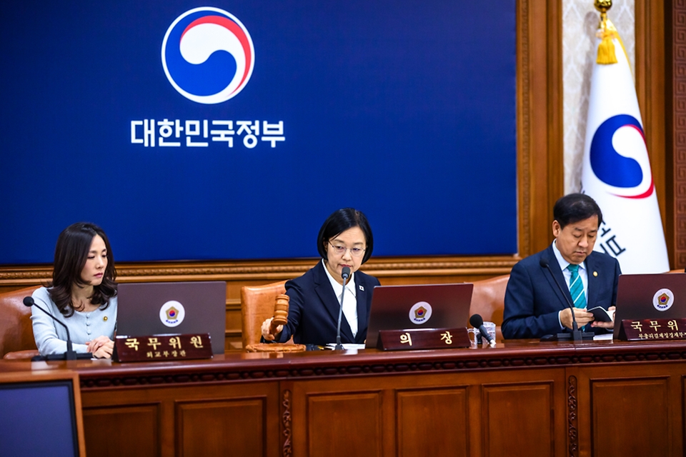 한성숙 국무총리가 9월 8일 서울 종로구 정부서울청사에서 국무회의를 주재하고 있다.
