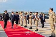 뤼미에르 서밋 일정을 마친 이재명 대통령과 김혜경 여사가 9월 7일(현지 시간) 프랑스 니스 코트다쥐르 공항에서 다음 목적지인 파리로 가기위해 공군 1호기로 향하고 있다.