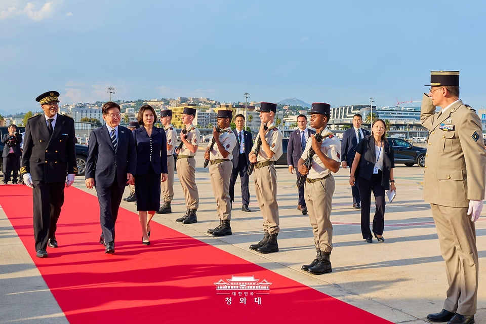 뤼미에르 서밋 일정을 마친 이재명 대통령과 김혜경 여사가 9월 7일(현지 시간) 프랑스 니스 코트다쥐르 공항에서 다음 목적지인 파리로 가기위해 공군 1호기로 향하고 있다.