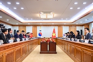 한성숙 국무총리가 9월 7일 서울 종로구 정부서울청사에서 쩐 타잉 먼 베트남 국회의장과 대화하고 있다.