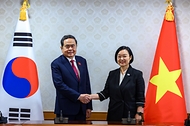 한성숙 국무총리가 9월 7일 서울 종로구 정부서울청사에서 쩐 타잉 먼 베트남 국회의장과 대화하고 있다.