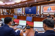 한성숙 국무총리가 9월 8일 서울 종로구 정부서울청사에서 국무회의를 주재하고 있다.