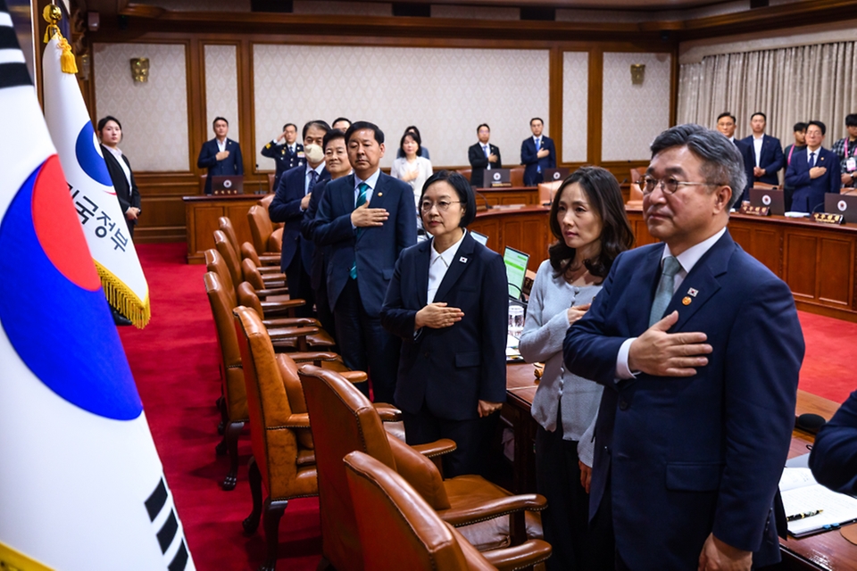 한성숙 국무총리가 9월 8일 서울 종로구 정부서울청사에서 국무회의를 주재하고 있다.