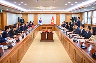 한성숙 국무총리가 9월 7일 서울 종로구 정부서울청사에서 쩐 타잉 먼 베트남 국회의장과 대화하고 있다.