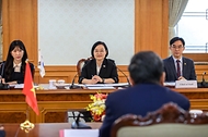 한성숙 국무총리가 9월 7일 서울 종로구 정부서울청사에서 쩐 타잉 먼 베트남 국회의장과 대화하고 있다.