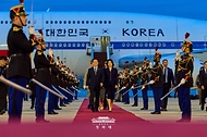 이재명 대통령과 김혜경 여사가 9월 7일(현지 시간) 프랑스 파리 오를리 공항 공군 1호기에서 내려 의전 차량으로 이동하고 있다.