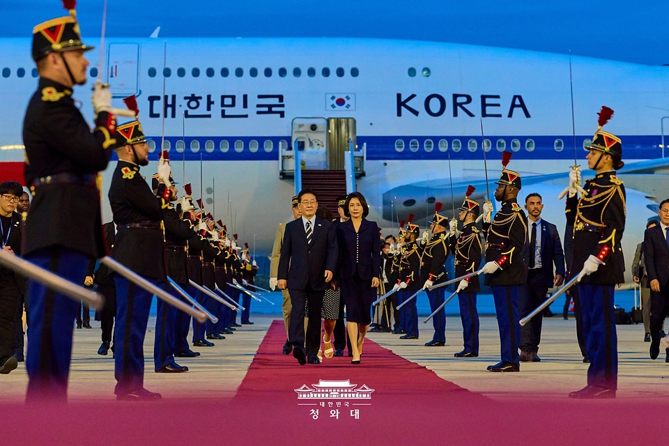 이재명 대통령과 김혜경 여사가 9월 7일(현지 시간) 프랑스 파리 오를리 공항 공군 1호기에서 내려 의전 차량으로 이동하고 있다.