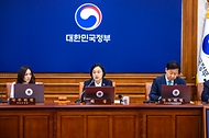 한성숙 국무총리가 9월 8일 서울 종로구 정부서울청사에서 국무회의를 주재하고 있다.
