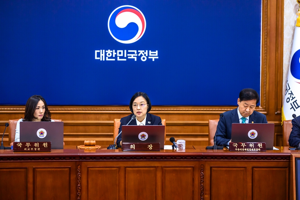 한성숙 국무총리가 9월 8일 서울 종로구 정부서울청사에서 국무회의를 주재하고 있다.