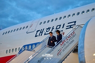 이재명 대통령과 김혜경 여사가 9월 7일(현지 시간) 프랑스 파리 오를리 공항 공군 1호기에서 내려 의전 차량으로 이동하고 있다.