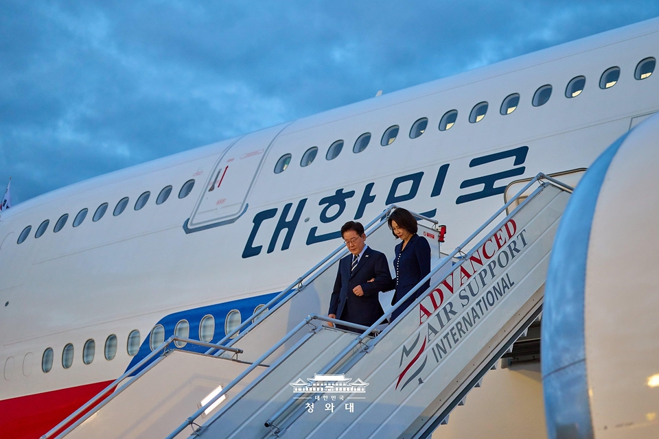 이재명 대통령과 김혜경 여사가 9월 7일(현지 시간) 프랑스 파리 오를리 공항 공군 1호기에서 내려 의전 차량으로 이동하고 있다.