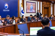 한성숙 국무총리가 9월 8일 서울 종로구 정부서울청사에서 국무회의를 주재하고 있다.