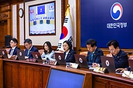 한성숙 국무총리가 9월 8일 서울 종로구 정부서울청사에서 국무회의를 주재하고 있다.