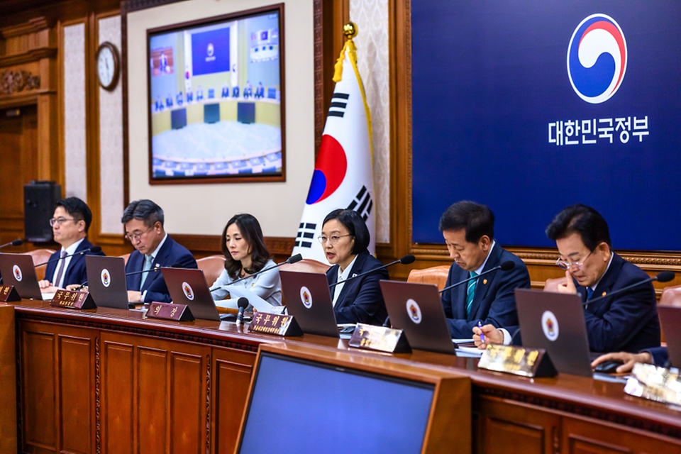 한성숙 국무총리가 9월 8일 서울 종로구 정부서울청사에서 국무회의를 주재하고 있다.