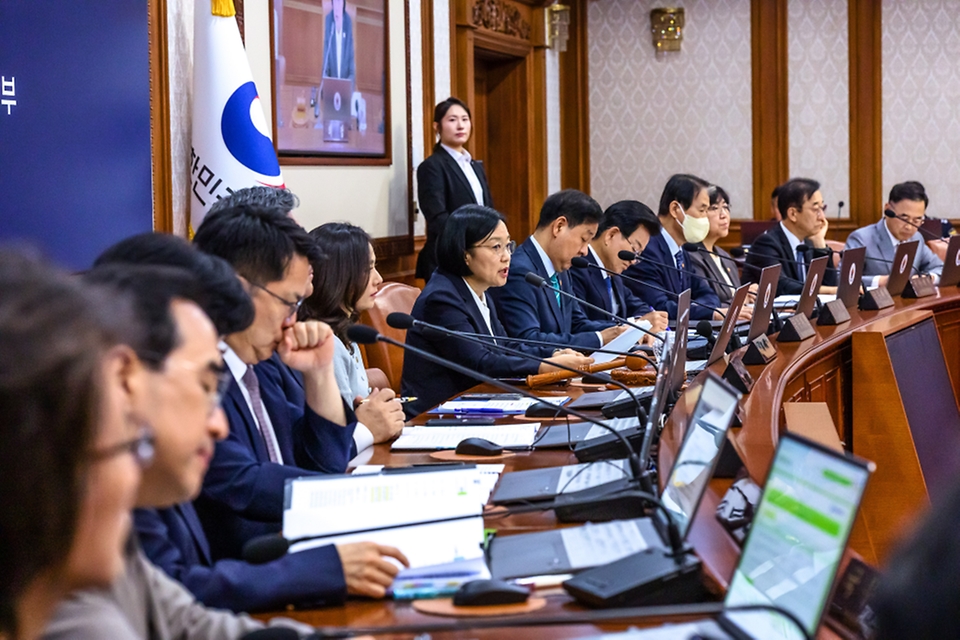 한성숙 국무총리가 9월 8일 서울 종로구 정부서울청사에서 국무회의를 주재하고 있다.