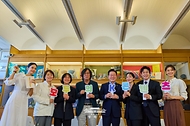 이재명 대통령이 9월 7일(현지 시간) 프랑스 남부 생폴드방스 마그 재단에서 국제 영화·영상 정상회의 '뤼미에르 서밋' 개막식 후 열린 영화인과의 대화에서 손팻말을 들고 기념촬영을 하고 있다.