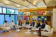 이재명 대통령이 9월 7일(현지 시간) 프랑스 남부 생폴드방스 마그 재단에서 국제 영화·영상 정상회의 '뤼미에르 서밋' 개막식 후 열린 영화인과의 대화에서 인사말을 하고 있다.