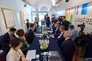 이재명 대통령이 9월 7일(현지 시간) 뤼미에르 서밋이 열린 프랑스 남부 생폴드방스 마그 재단에서 미국영화협회 회원사 대표들을 접견하고 있다.