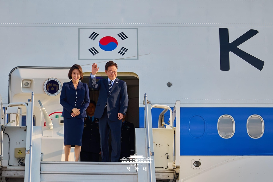 뤼미에르 서밋 일정을 마친 이재명 대통령과 김혜경 여사가 9월 7일(현지 시간) 프랑스 니스 코트다쥐르 공항에서 다음 목적지인 파리로 떠나는 공군 1호기에 올라 환송객에게 인사하고 있다.